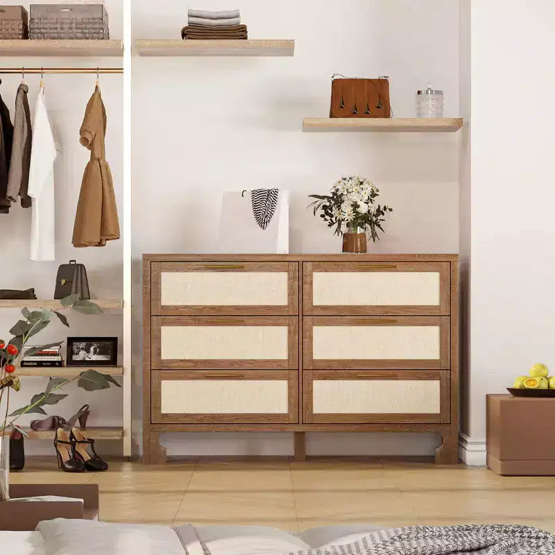 Comò a 6 cassetti con pannelli frontali in stile rattan