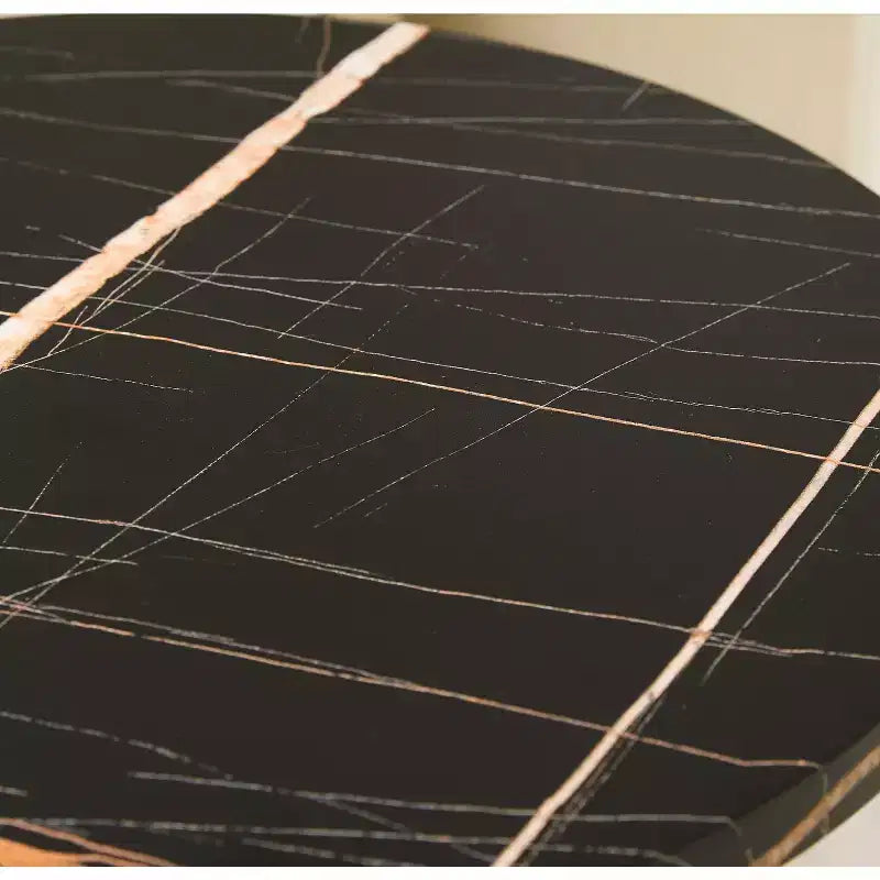 Tavolino moderno ovale con doppio ripiano, piano in finto marmo e struttura dorata
