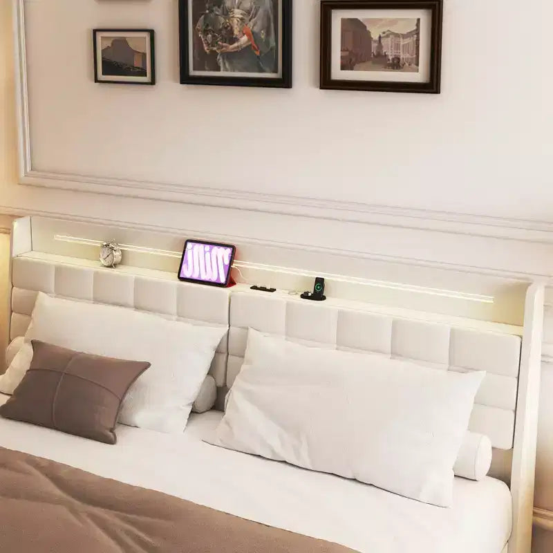 Struttura letto a piattaforma sospesa con illuminazione a LED e porte di ricarica