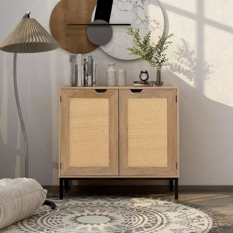 Credenza portavini con ante in rattan e ripiano regolabile