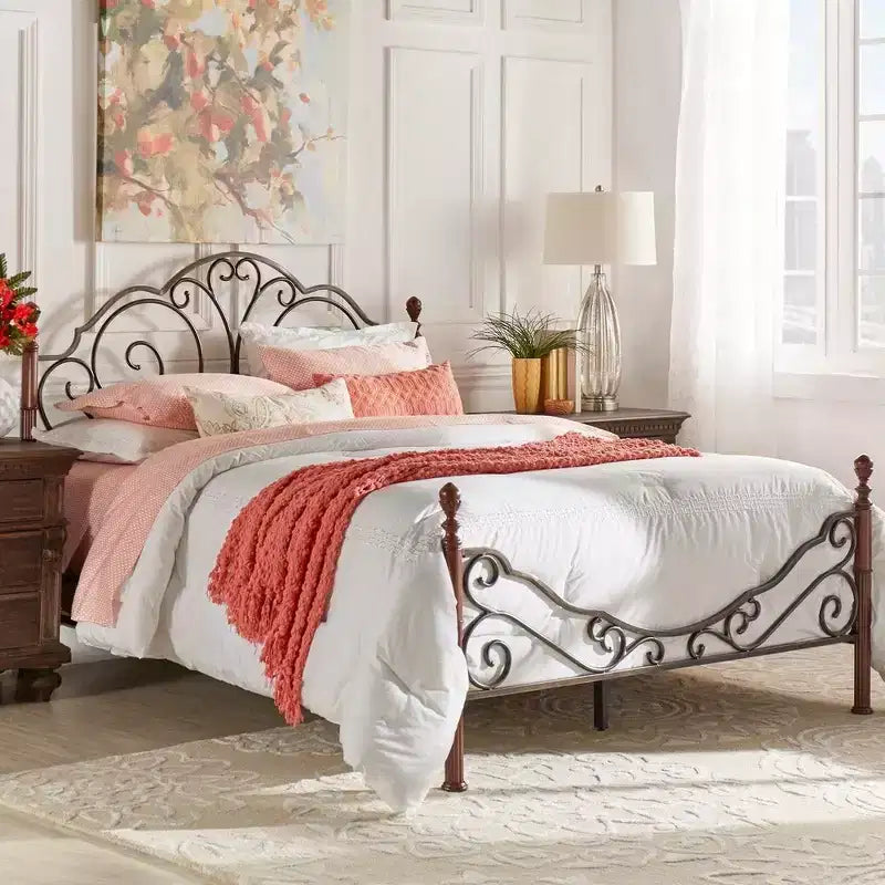 Struttura Letto Matrimoniale in Metallo con Lavorazione a Volute Decorative, Finitura Ciliegio