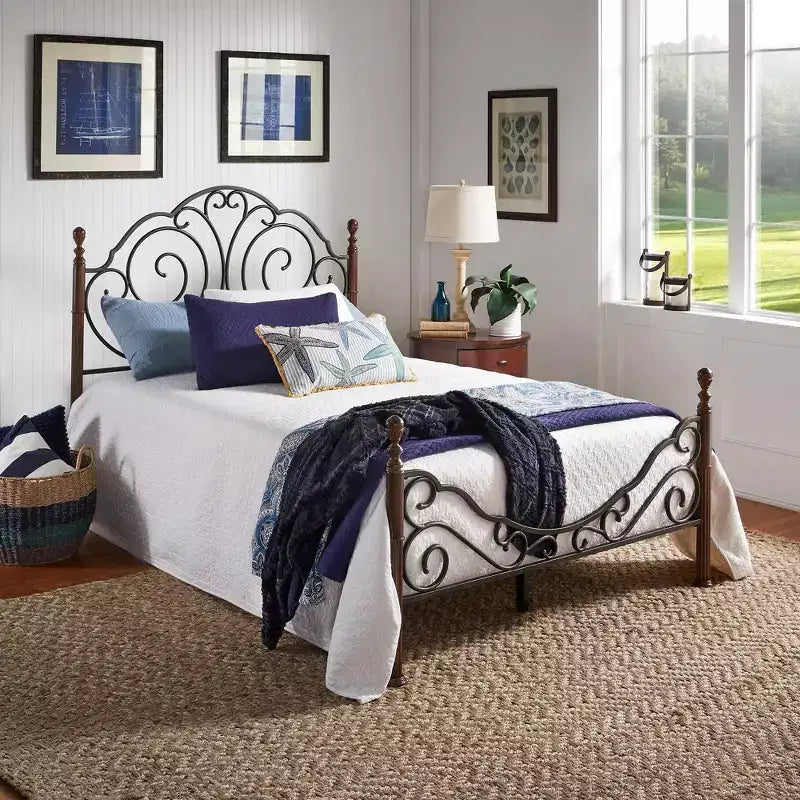 Struttura Letto Matrimoniale in Metallo con Lavorazione a Volute Decorative, Finitura Ciliegio