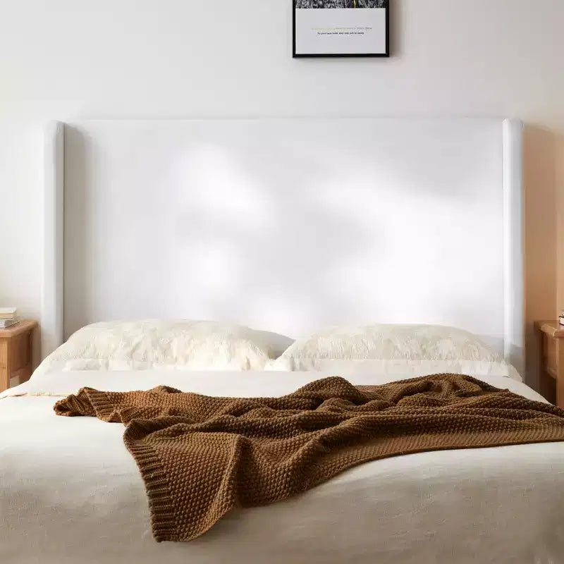 Letto a piattaforma moderno imbottito con testiera ad ali laterali