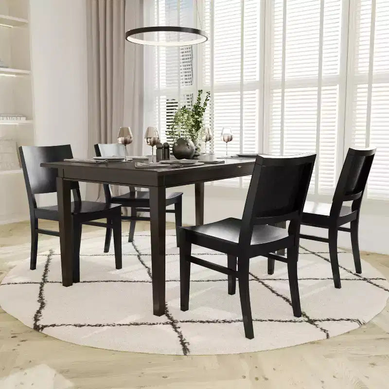 Sedia da pranzo con schienale curvo e struttura in legno massello