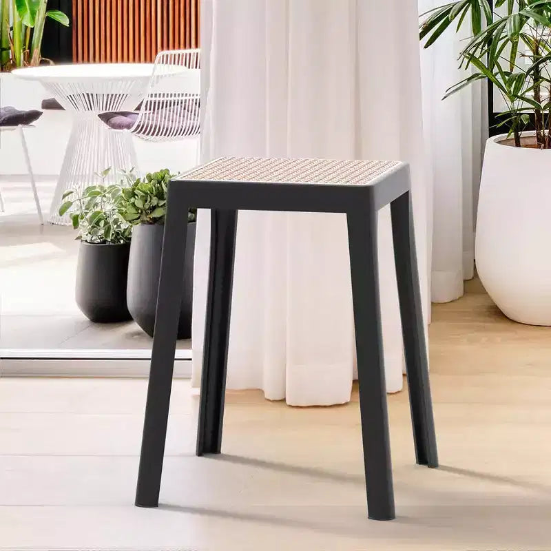 Sgabello quadrato impilabile con seduta in plastica effetto intrecciato