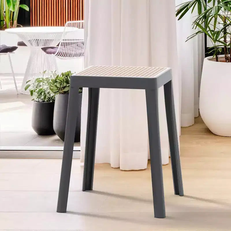 Sgabello quadrato impilabile con seduta in plastica effetto intrecciato