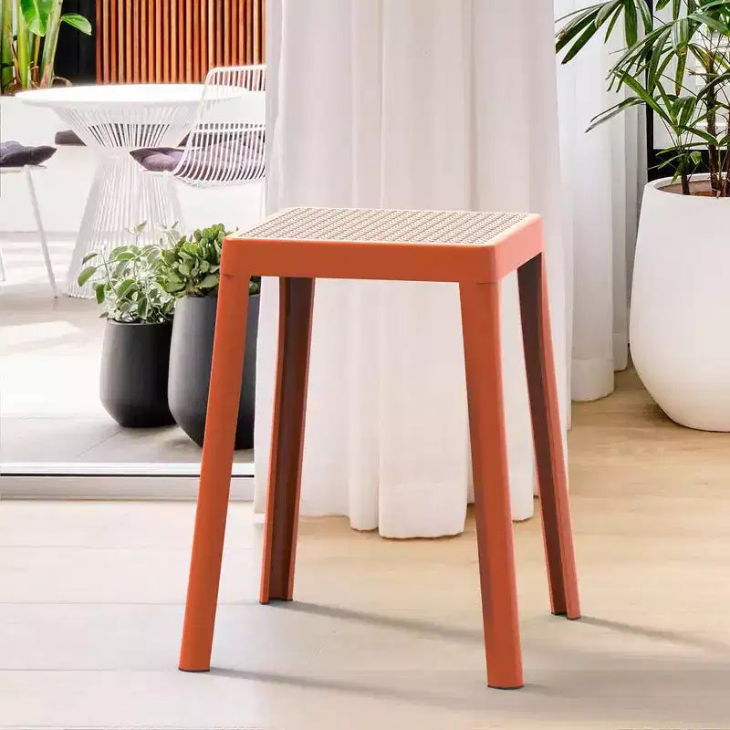 Sgabello quadrato impilabile con seduta in plastica effetto intrecciato