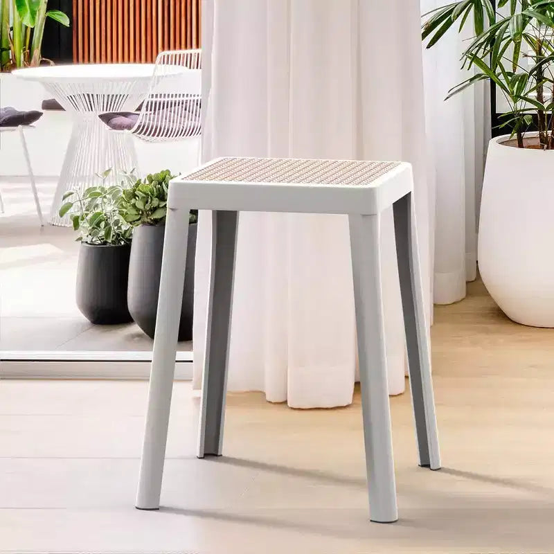 Sgabello quadrato impilabile con seduta in plastica effetto intrecciato
