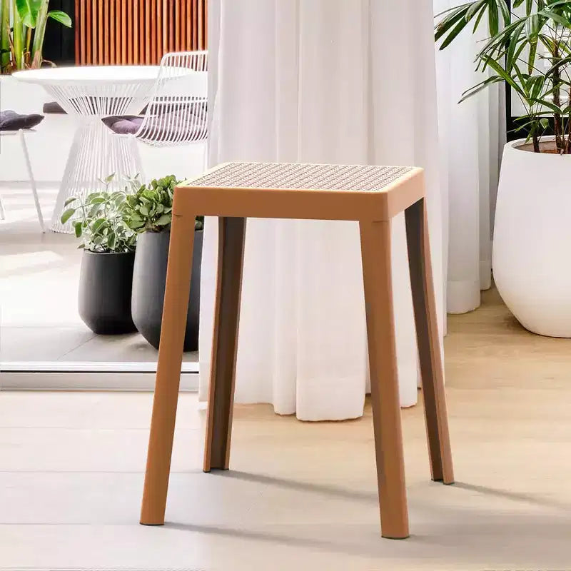 Sgabello quadrato impilabile con seduta in plastica effetto intrecciato
